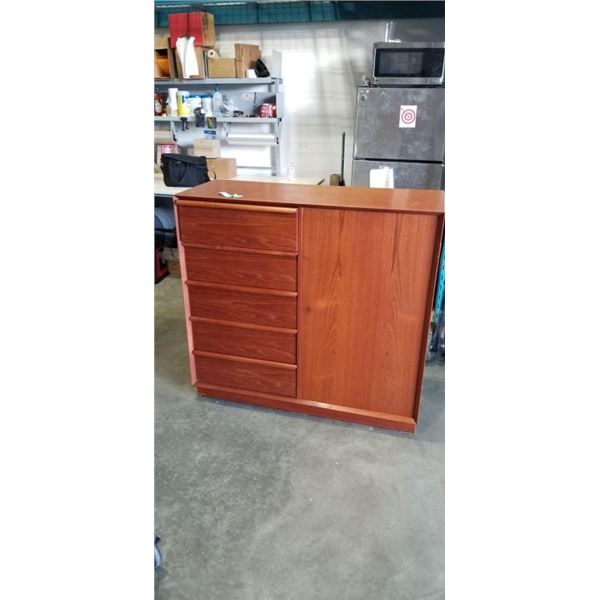 MCM 5 DRAWER LOCKING DRESSER WITH KEY EXCELLENT CONDITION