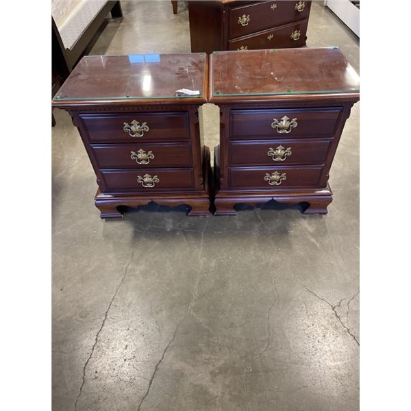 PAIR OF LEXINGTON FUNRITURE 2 DRAWER MAHOGANY NIGHTSTANDS W/ GLASS TOPS