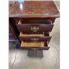 Image 4 : PAIR OF LEXINGTON FUNRITURE 2 DRAWER MAHOGANY NIGHTSTANDS W/ GLASS TOPS