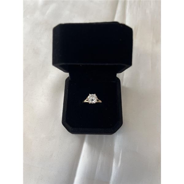 NEW 18K GOLD PLATED 2.0CT SIMULATED DIAMOND (CZ) SOLITARE RING, SIZE 6