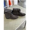 Image 5 : 3 NEW PAIRS OF WOMENS SIZE 7.5 BOOTS AND SLIPPERS
