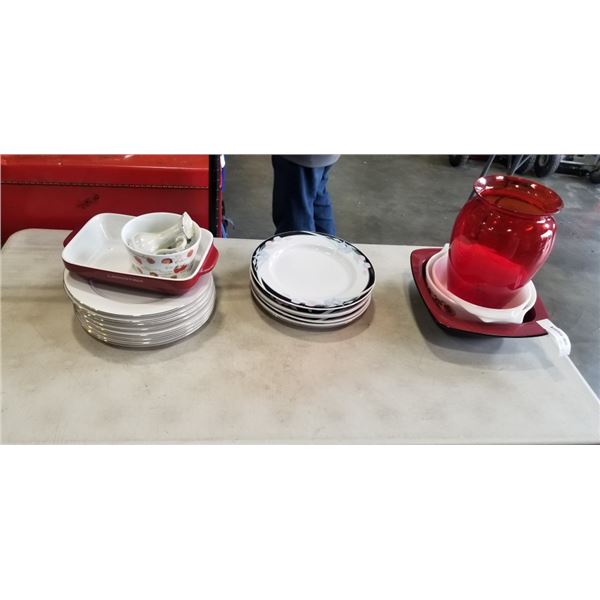 ASSORTED HOUSEHOLD AND KITCHEN ITEMS, INCLUDING VINTAGE PYREX DISHES