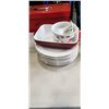 Image 2 : ASSORTED HOUSEHOLD AND KITCHEN ITEMS, INCLUDING VINTAGE PYREX DISHES