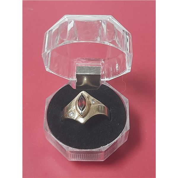 Garnet Ring was made by Bench in Kamloops using 10 and 14 K.T. Gold - Weight 10.6g - Size 8.5 (Descr