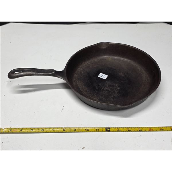 Cast iron frying pan