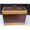 Image 4 : Singer sewing machine with carry case