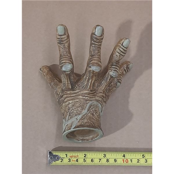 Monster Hand.