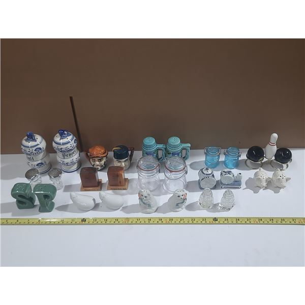 (14) Pair of Salt and Papper Shakers.