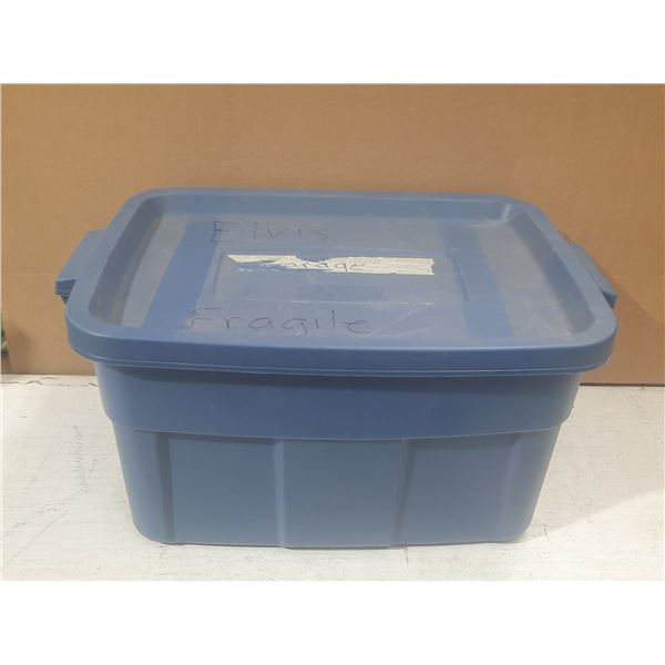 Rubbermaid Tote. (61 X 40.6 X 31.08 cm)