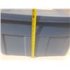 Image 2 : Rubbermaid Tote. (61 X 40.6 X 31.08 cm)