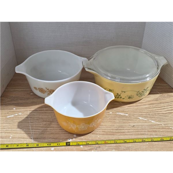3 pyrex nesting bowls and 1 lid