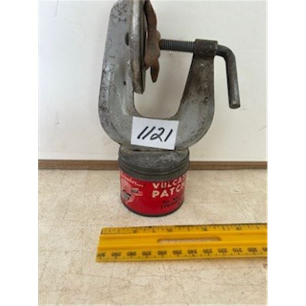 Vulcanizing patch kit with clamp