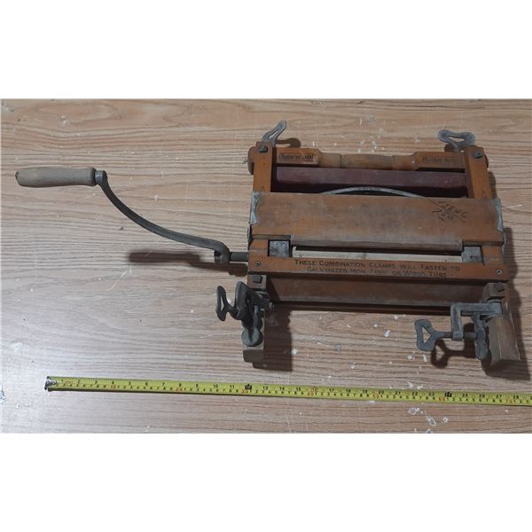 Vintage Manual Laundry Clothes Wringer.