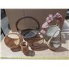 Image 1 : Lot of baskets of different size and colours.