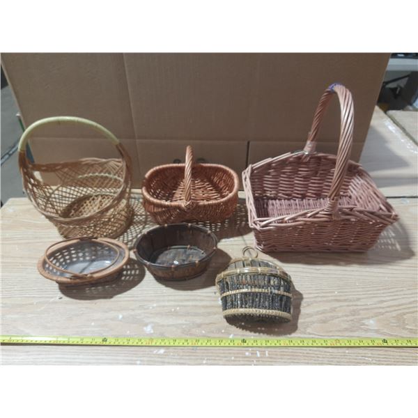 Lot of baskets of different size and colours.