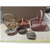 Image 1 : Lot of baskets of different size and colours.