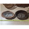 Image 2 : Lot of baskets of different size and colours.