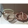 Image 6 : Lot of baskets of different size and colours.