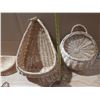 Image 4 : Lot of baskets of different size and colours.