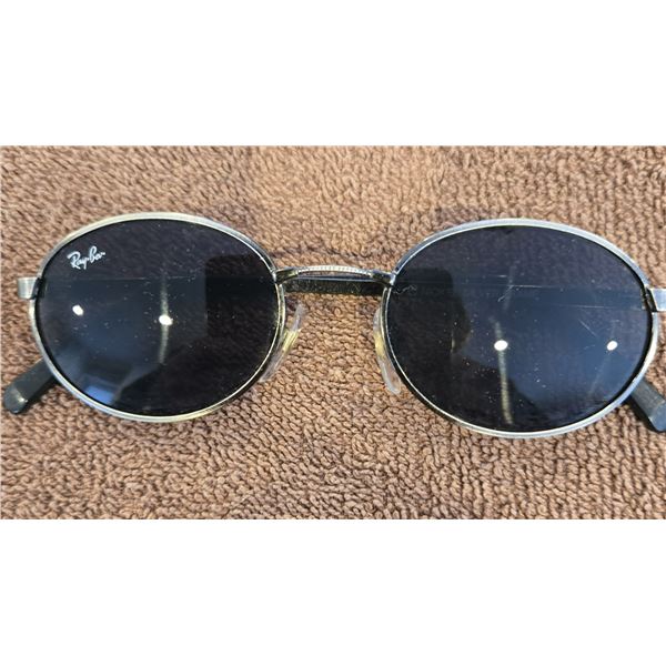1312 - Vintage Ray-Ban Side street oval sunglasses.  Model 2187. Gunmetal frame. 1980s. Great shape.