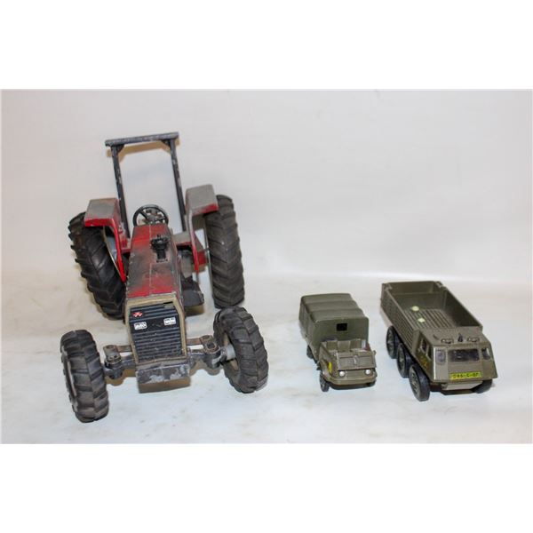 VINTAGE ERTL MASSEY-FERGUSON TRACTOR (DAMAGED)