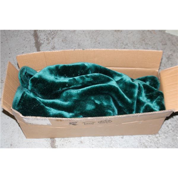 ROYAL VELVET PLUSH THROW BLANKET GREEN