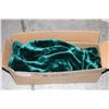 Image 1 : ROYAL VELVET PLUSH THROW BLANKET GREEN