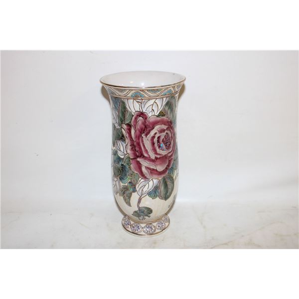 VINTAGE TOYO FLORAL VASE