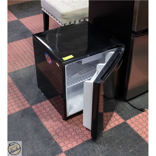 BLACK AND DECKER BLACK MINI-FRIDGE WITH