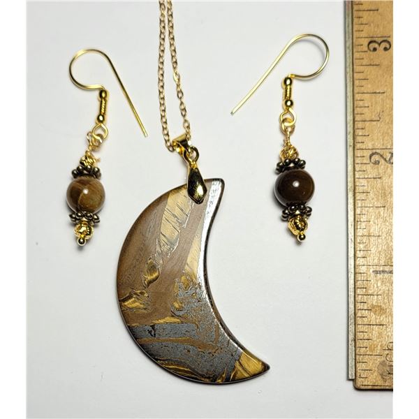 18)  SET OF GOLD TONE WITH NATURAL TIGER'S