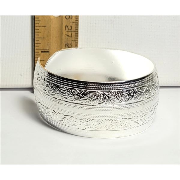 11)  HEAVILY CARVED 1" WIDE OPEN ENDED