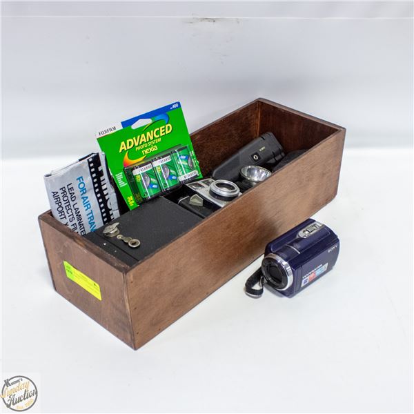 LOT OF VARIOUS VINTAGE CAMERA EQUIPMENT