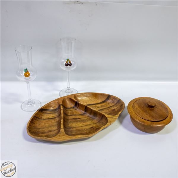 ESTATE PAIR OF ART GLASS CHAMPAGNE GLASSES