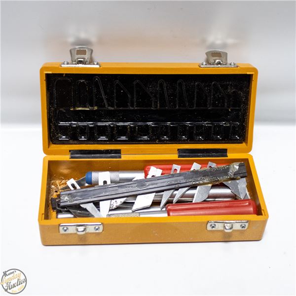 WOOD CARVING KIT IN PLASTIC CASE