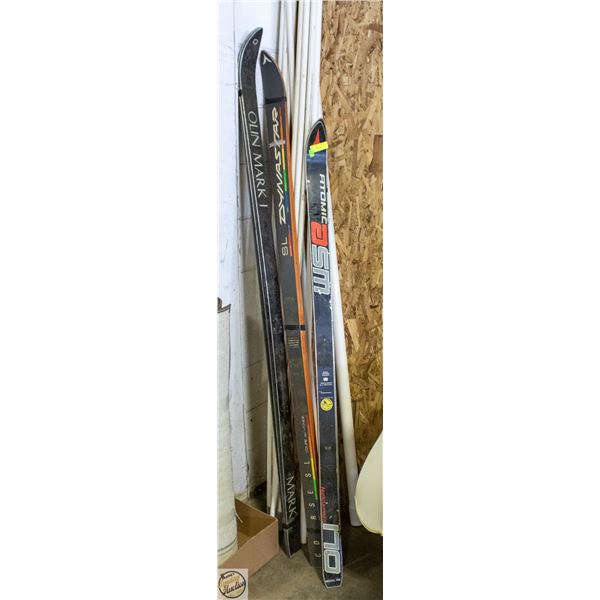 LOT OF VINTAGE SKIS