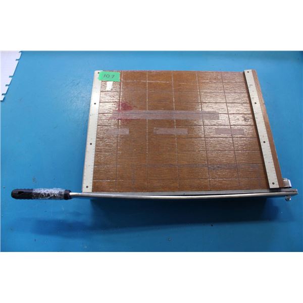 Manual paper cutter 