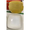 Image 2 : 1950s Pyrex 525 2.5 Hostess Casserole Square Bowl with Lid