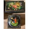 Image 3 : Lot of 3 Vintage Black Lacquer Boxes - Chinoiserie Pagoda, Russian Floral & Hand-Painted Folk Art Tr