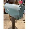 Image 2 : Vancouver - Movie Set Dec Blue Post-Mounted Rural Mailbox (Prop)