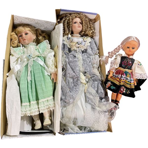 Vancouver - Group of 3 Vintage Dolls with Storage Boxes