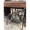 Image 4 : Vancouver - Antique Singer Treadle Sewing Machine Set w/ Cast Iron Base