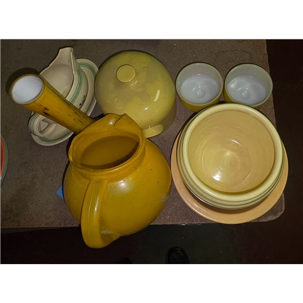 Lot of yellow dishes