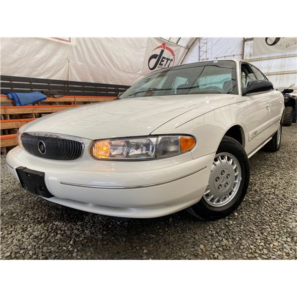 PARKSVILLE - 2001 BUICK CENTURY WHITE 141057 KMS - B192535