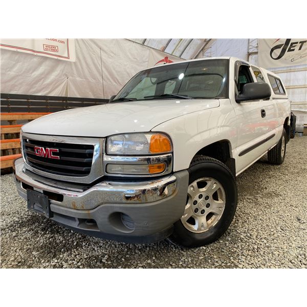 PARKSVILLE - 2005 GMC SIERRA WHITE 256214 KMS - D350208