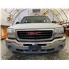 Image 5 : PARKSVILLE - 2005 GMC SIERRA WHITE 256214 KMS - D350208