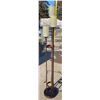 Image 11 : THREE-HEAD FLOOR LAMP WITH GLASS SHADES