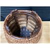 Image 9 : WICKER AND WOVEN STOOL AND STORAGE