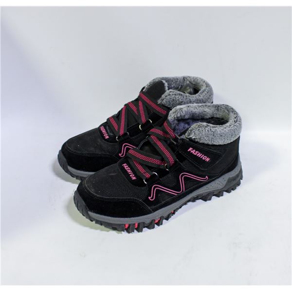 WOMENS PRO WARM RUNNING SHOES SIZE 5.5