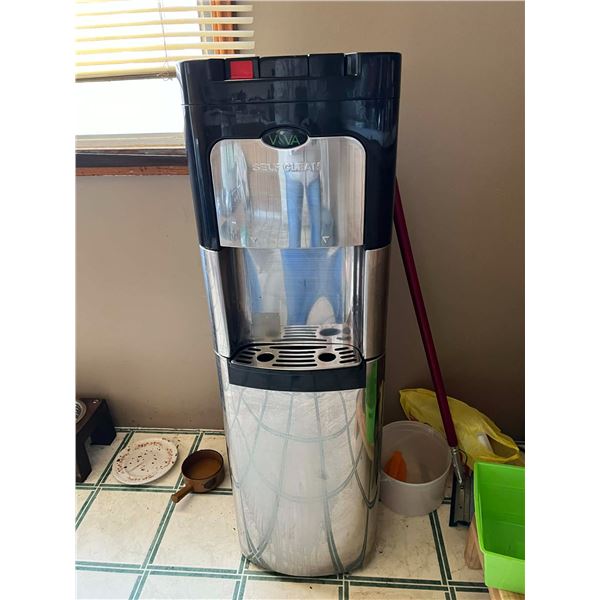 VaVa selfcleaning Water Dispencer, has both hot and cold.