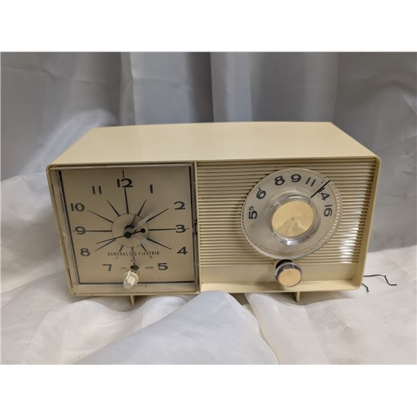 Vintage General Electric Clock radio. Clock Works